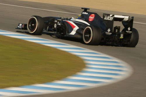 Esteban Gutiérrez pasa por una curva en Jerez