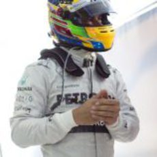 Lewis Hamilton, a la espera en su box