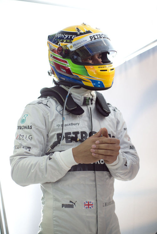 Lewis Hamilton, a la espera en su box