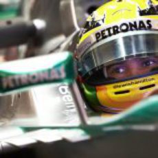 Lewis Hamilton mira por el retrovisor