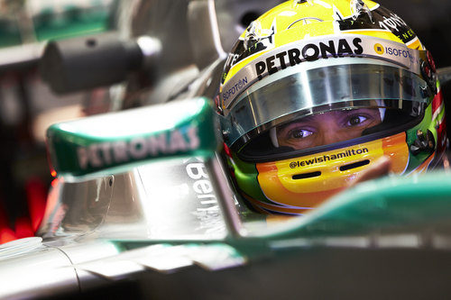 Lewis Hamilton mira por el retrovisor