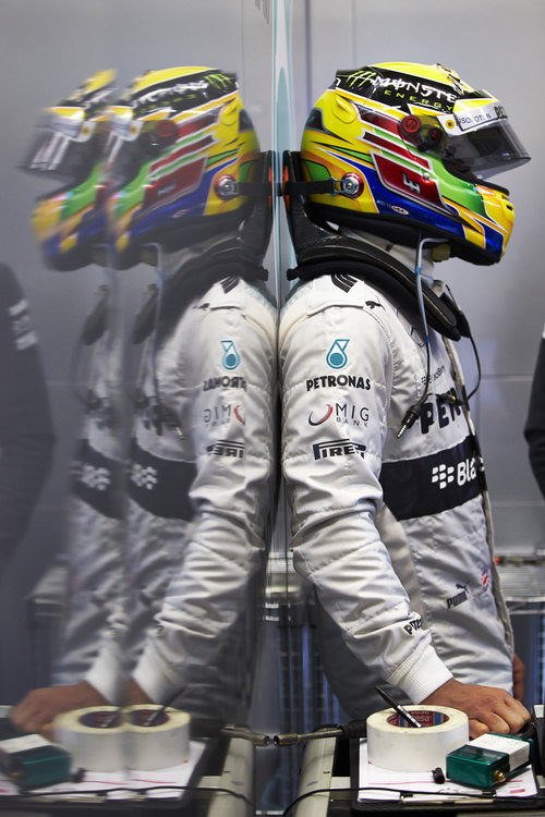Lewis Hamilton en el box de su nuevo equipo