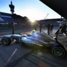 Lewis Hamilton sale a pista con el W04