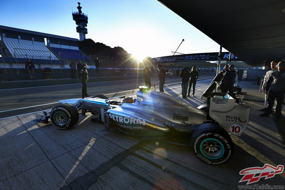 Lewis Hamilton sale a pista con el W04