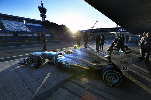 Lewis Hamilton sale a pista con el W04