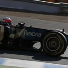 Romain Grosjean pasa por una curva en Jerez