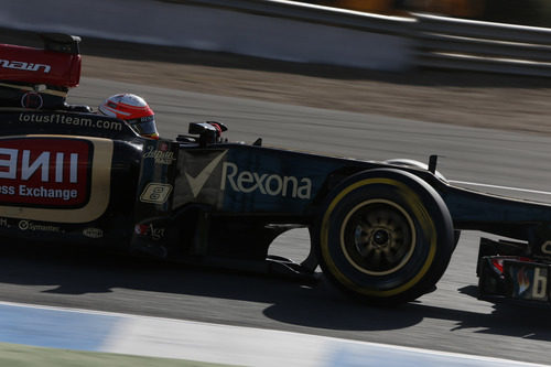 Romain Grosjean pasa por una curva en Jerez