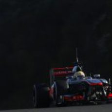 Sergio Pérez pilota el MP4-28 en la recta de atrás