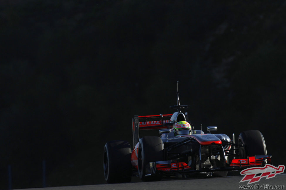 Sergio Pérez pilota el MP4-28 en la recta de atrás