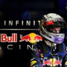 Sebastian Vettel en el box de Red Bull en Jerez