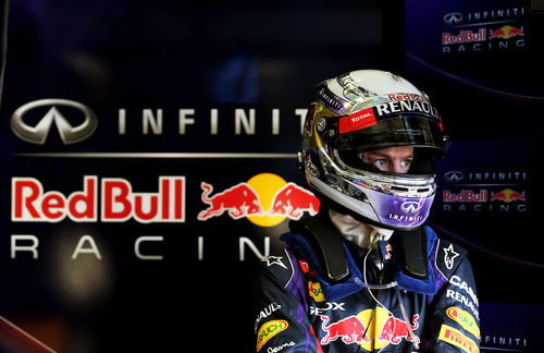 Sebastian Vettel en el box de Red Bull en Jerez