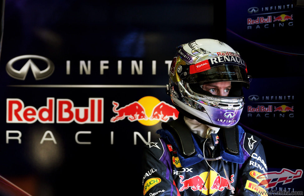 Sebastian Vettel en el box de Red Bull en Jerez