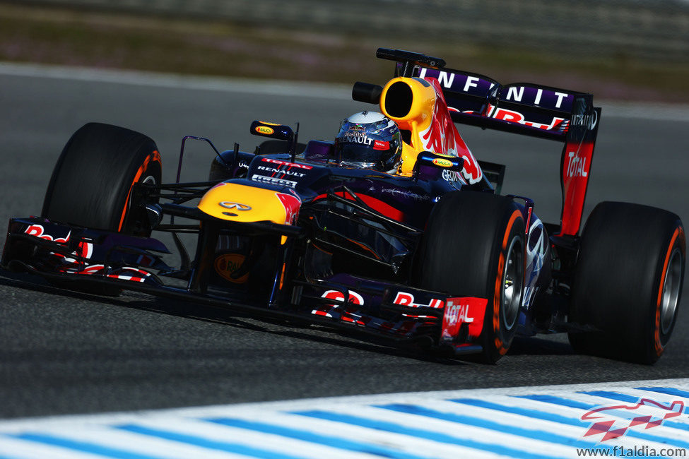 Sebastian Vettel pilota su nuevo monoplaza en Jerez