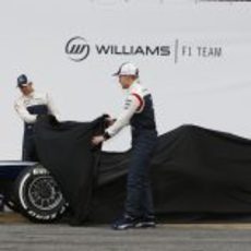 Pastor Maldonado y Valtteri Bottas muestran el morro del FW35