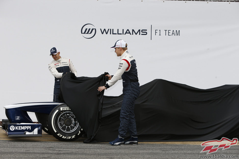 Pastor Maldonado y Valtteri Bottas muestran el morro del FW35