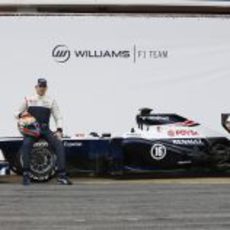 Pastor Maldonado y Valtteri Bottas posan con el FW35