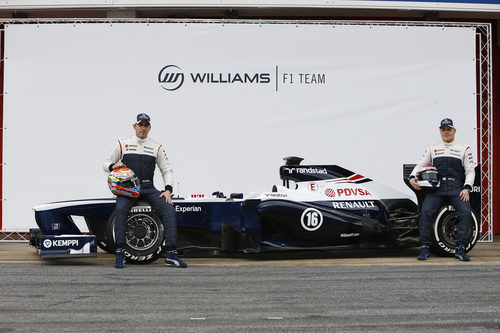 Pastor Maldonado y Valtteri Bottas posan con el FW35