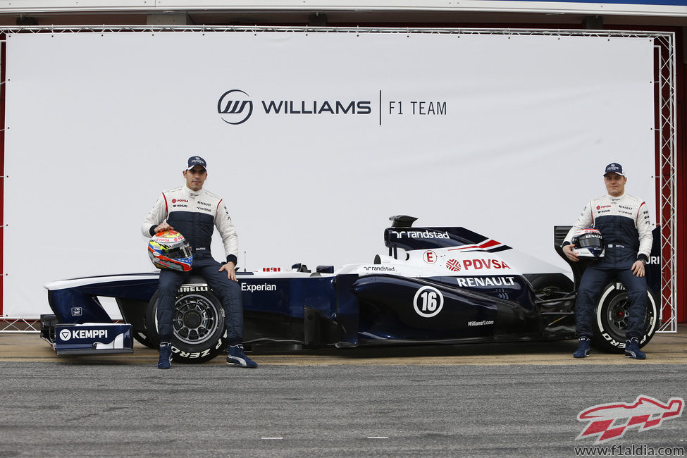 Pastor Maldonado y Valtteri Bottas posan con el FW35