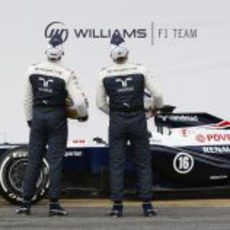 Pastor Maldonado y Valtteri Bottas saludan a la prensa