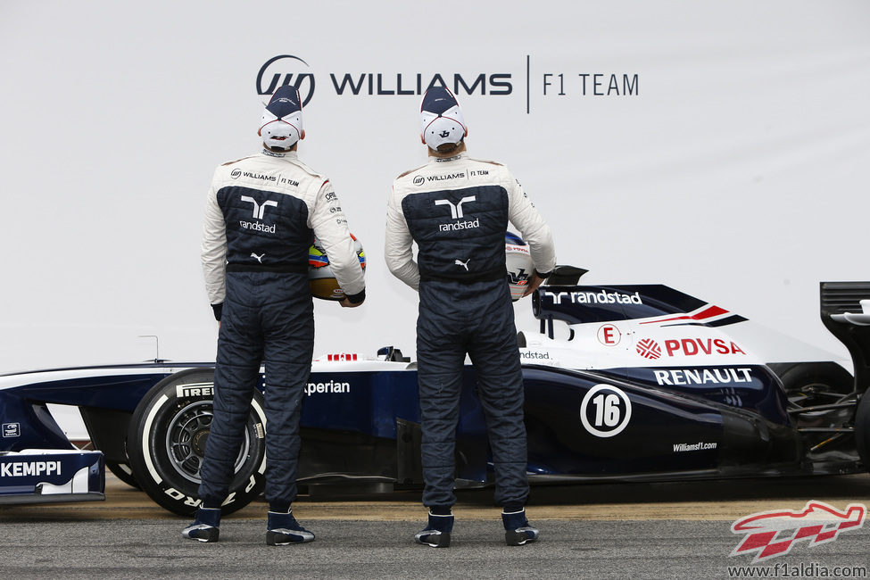 Pastor Maldonado y Valtteri Bottas saludan a la prensa