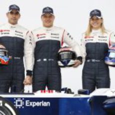 Los tres pilotos de Williams posan en el Circuit