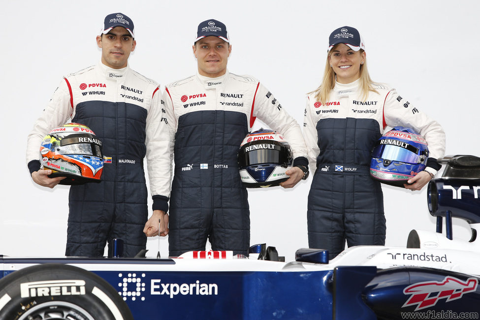 Los tres pilotos de Williams posan en el Circuit