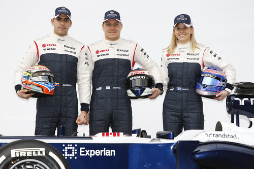 Los tres pilotos de Williams posan en el Circuit