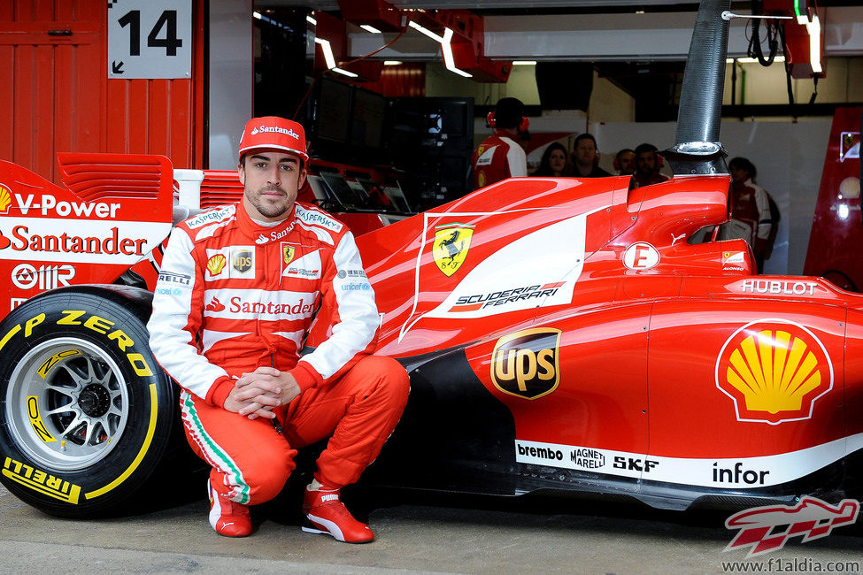 Fernando Alonso posa con el F138 en su estreno