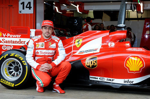 Fernando Alonso posa con el F138 en su estreno