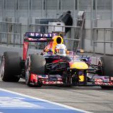 Sebastian Vettel pasa por el 'pit-lane' de Montmeló