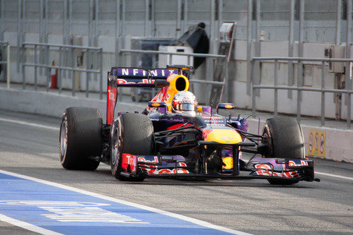 Sebastian Vettel pasa por el 'pit-lane' de Montmeló