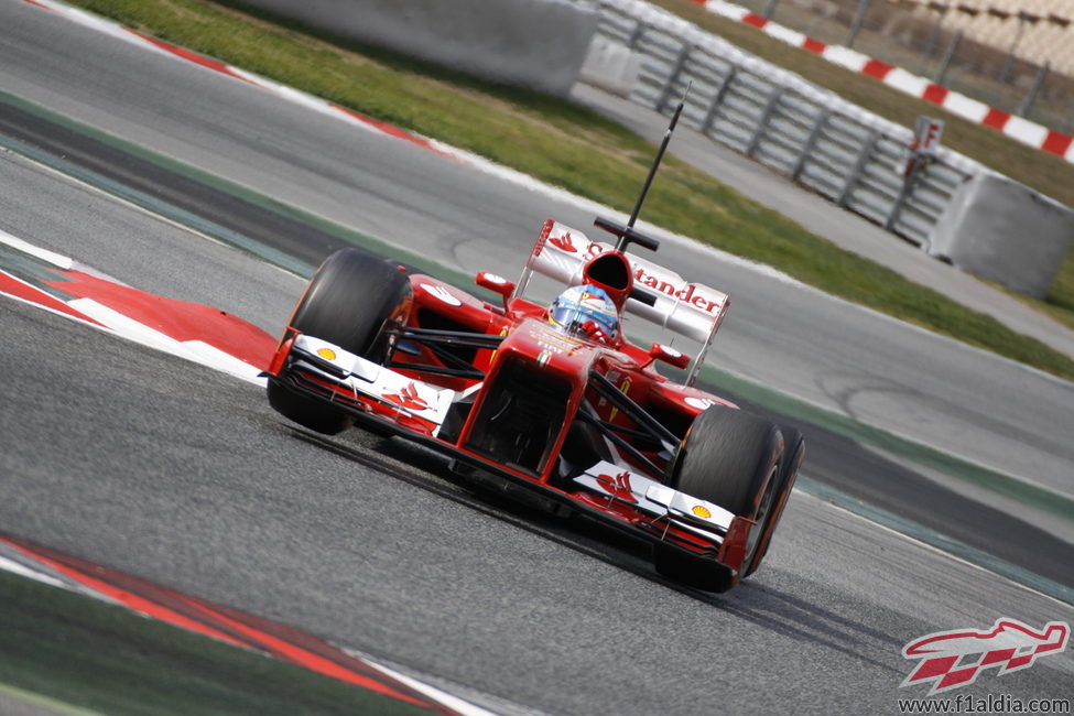 Fernando Alonso rueda en Montmeló con el nuevo F138