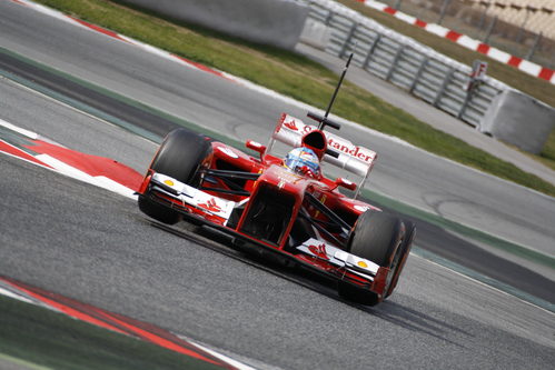 Fernando Alonso rueda en Montmeló con el nuevo F138