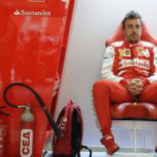 Fernando Alonso esperando en el box