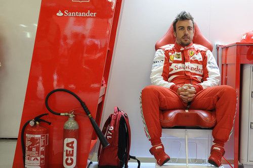 Fernando Alonso esperando en el box