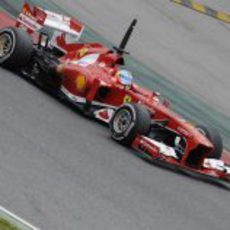 Fernando Alonso con el F138 en Montmeló