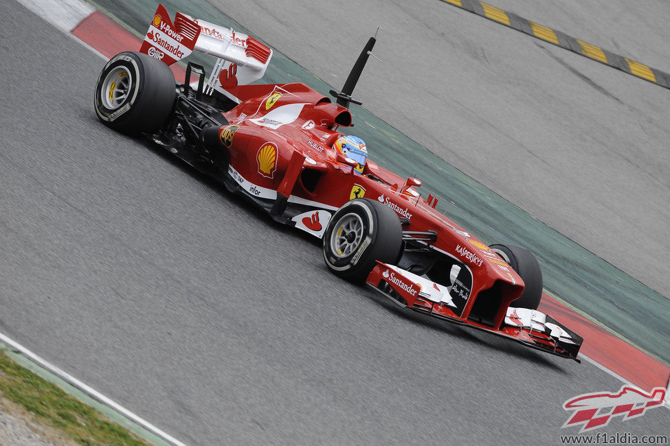 Fernando Alonso con el F138 en Montmeló