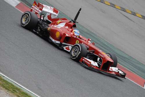 Fernando Alonso con el F138 en Montmeló