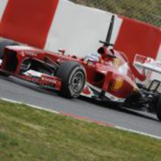 Fernando Alonso se prepara para una frenada