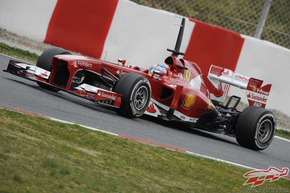 Fernando Alonso se prepara para una frenada