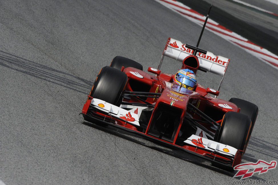 Fernando Alonso rueda en el Circuit de Catalunya