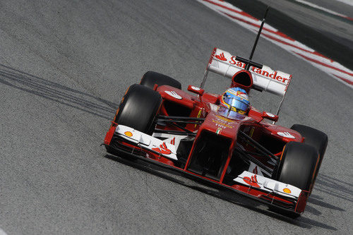 Fernando Alonso rueda en el Circuit de Catalunya