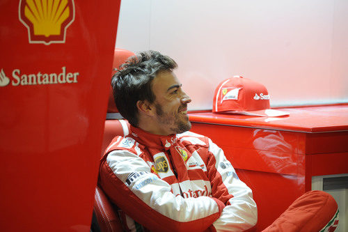 Fernando Alonso sonríe en el box de Ferrari