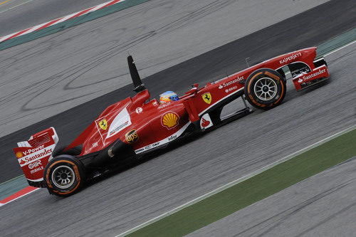 Plano lateral del Ferrari F138 en manos de Fernando Alonso