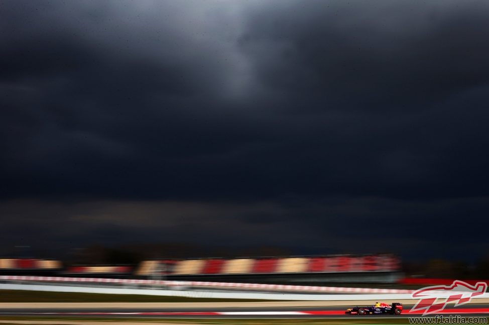 Sebastian Vettel rodando con Red Bull en Barcelona