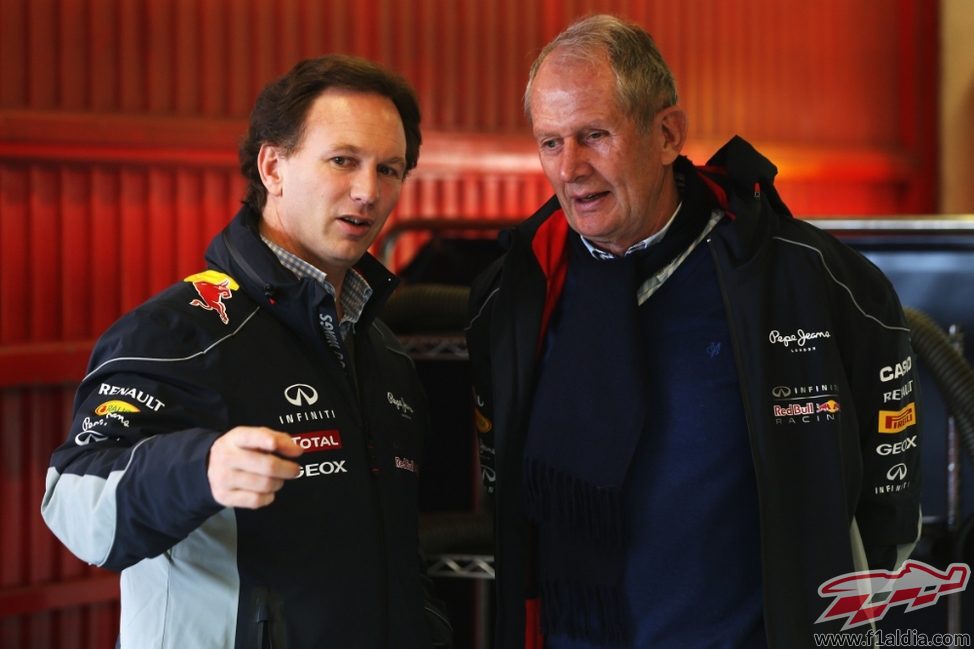 Christian Horner y Helmut Marko charla en Montmeló