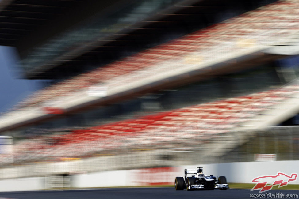 Pastor Maldonado pasa por la recta de Montmeló