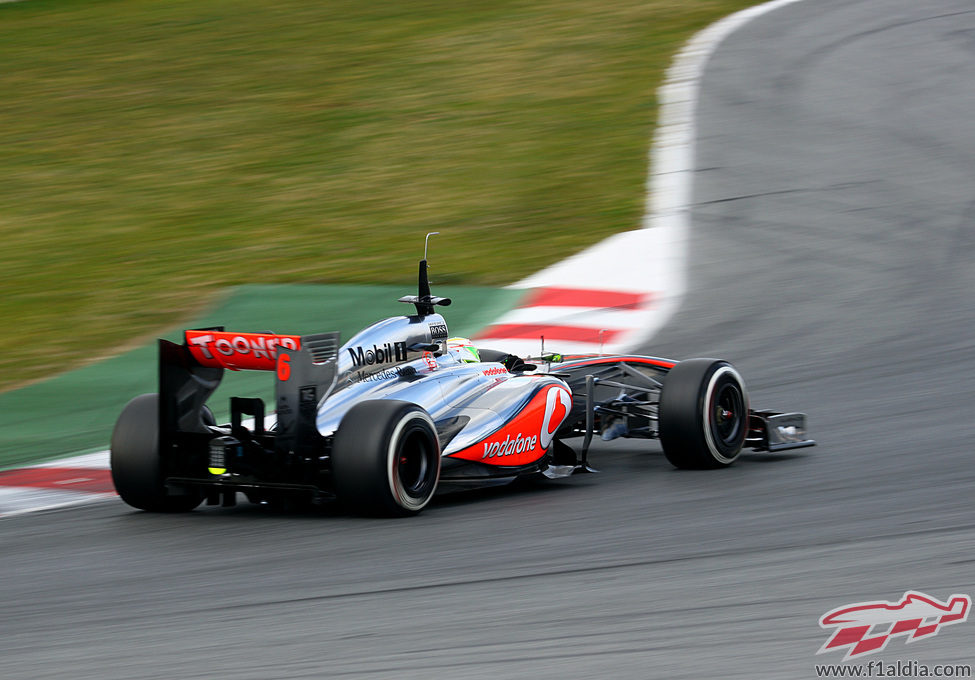 Sergio Pérez debuta en Barcelona con el nuevo McLaren