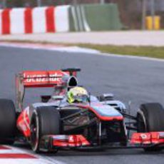 Sergio Pérez se prepara para coger una curva en Montmeló