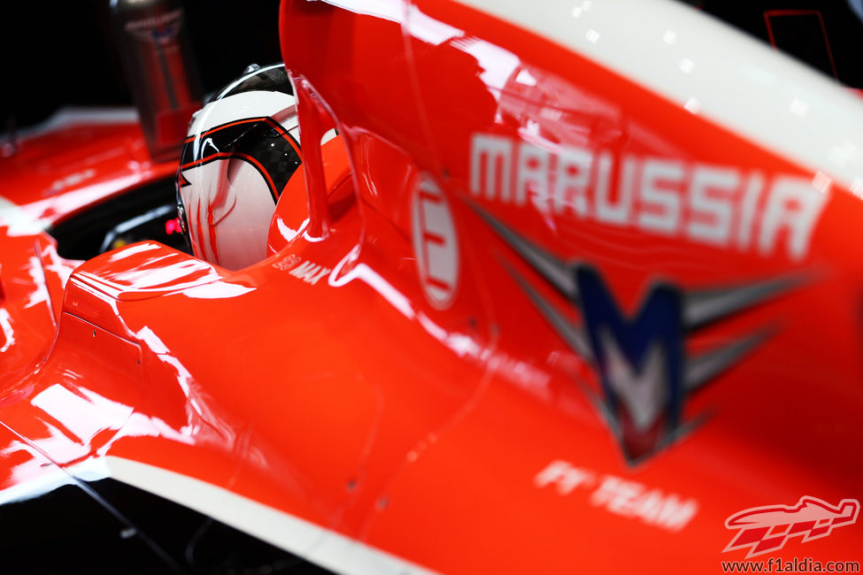 Max Chilton en el box de Marussia